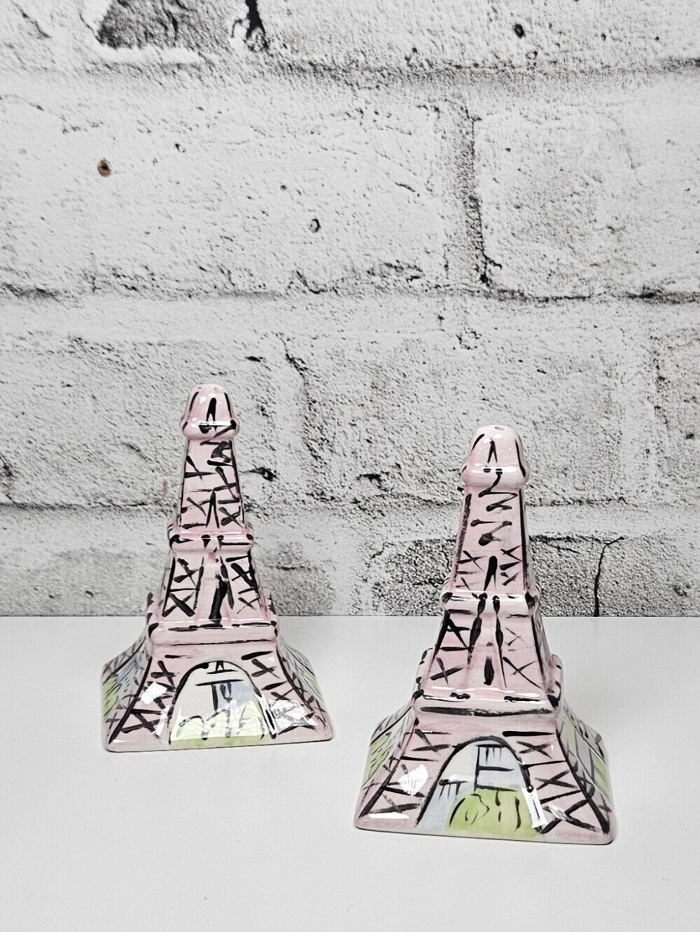 Paris Eiffel Tower Ceramic Salt and Pepper Shaker Set Pink